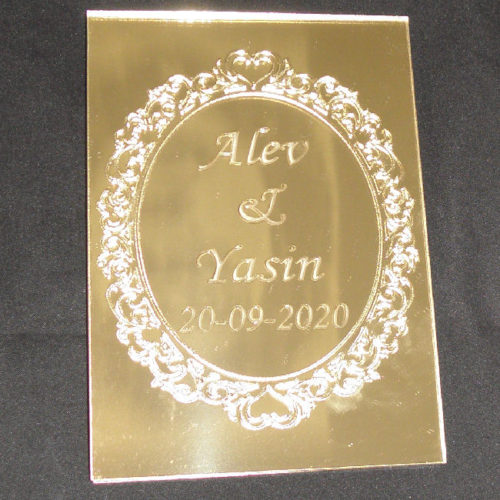 Trouwkaart/Save the Date kaart op goudkleurig spiegelplexiglas